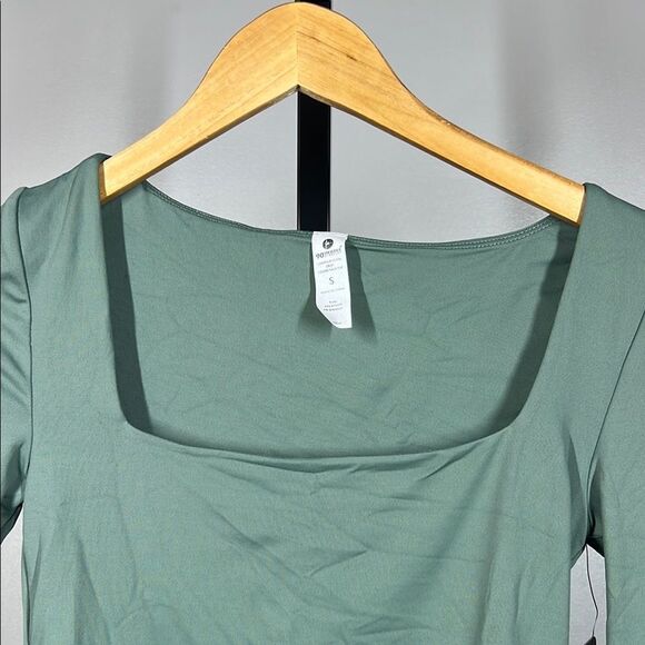 90 Degree By Reflex Green Fitted Crop Blouse - Picture 3 of 5